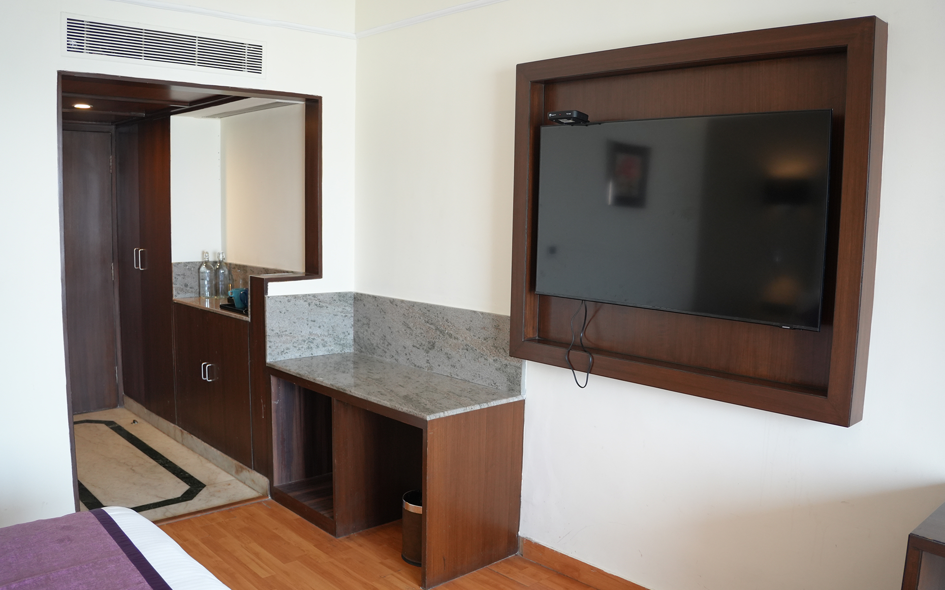 Superior King Bed Room 1920x1200 (3)