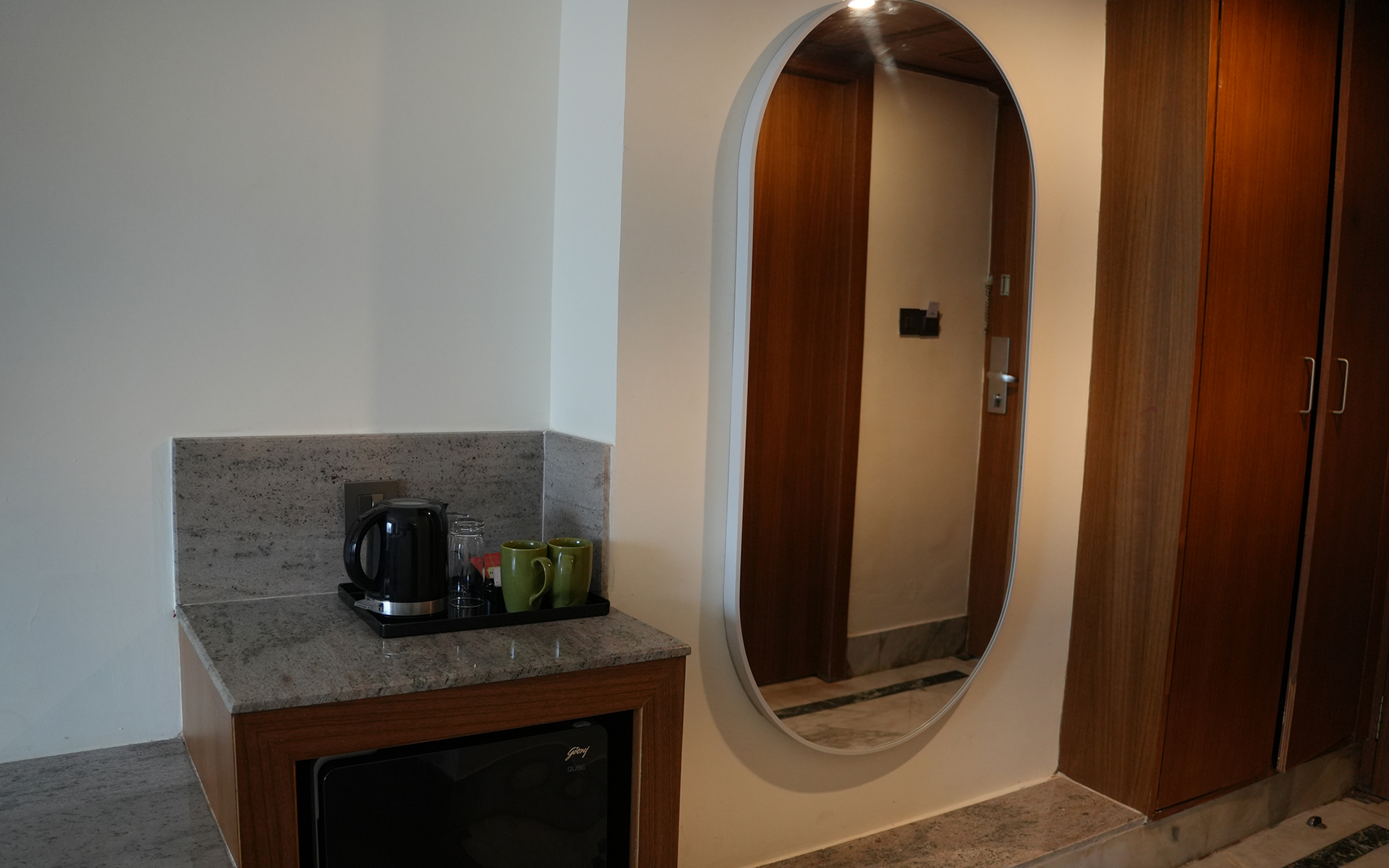 Superior Twin Bed Room 1920x1200 (3)